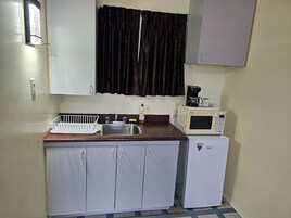 Standard Room, 1 Queen Bed, Non Smoking | Blackout drapes, free WiFi, bed sheets