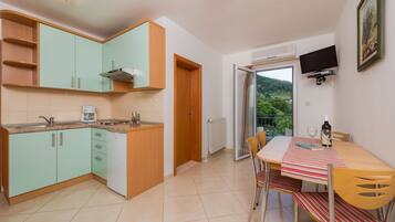 Apartment, 2 Bedrooms, Balcony, Sea View (9) | Private kitchen | Fridge, microwave, stovetop, coffee/tea maker