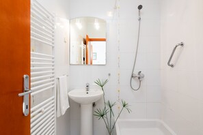 Douche, sèche-cheveux, serviettes fournies