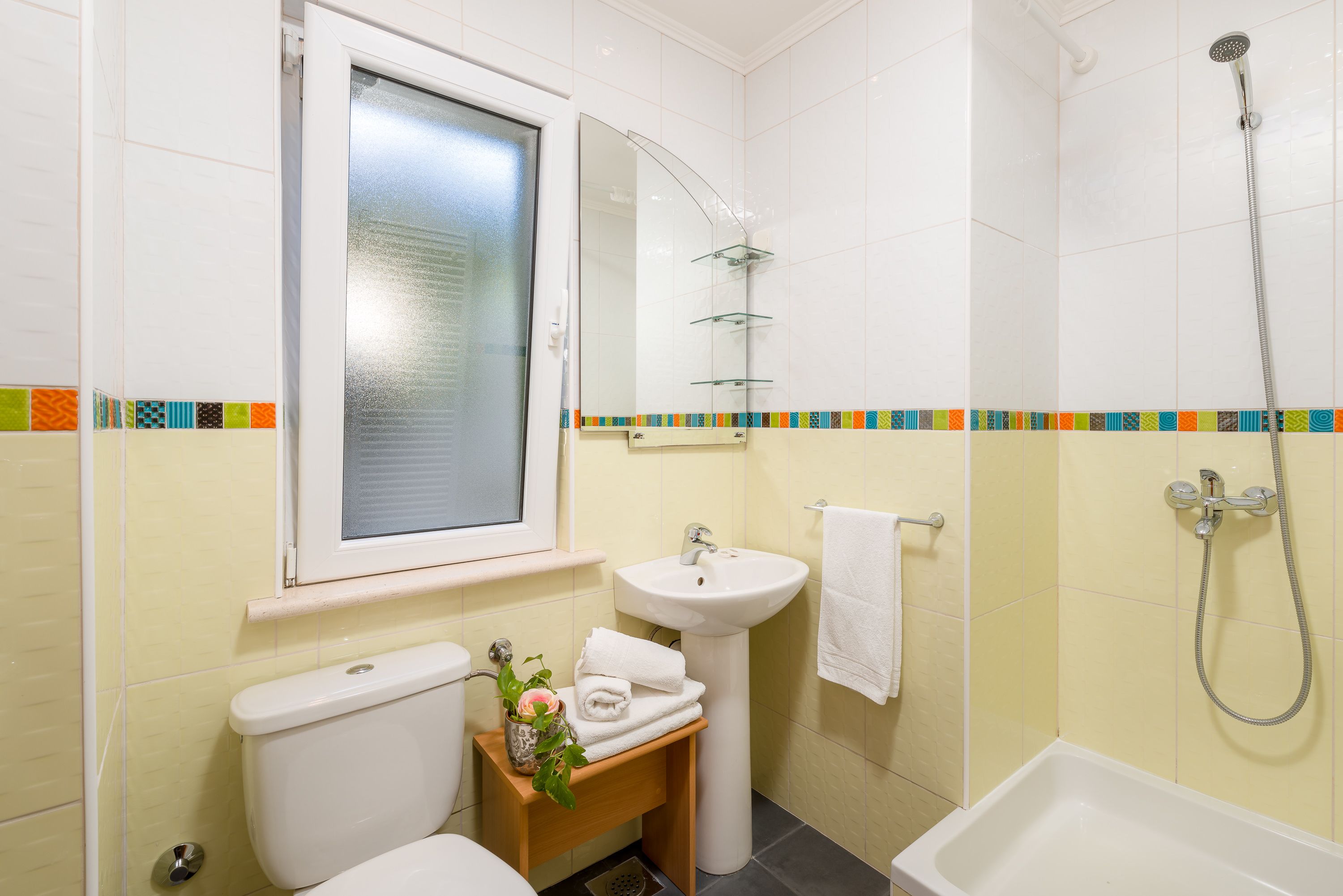 Un baño con inodoro, lavabo y ducha.