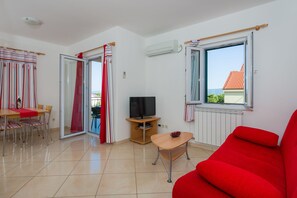 Apartment, 1 Bedroom, Balcony, Sea View (br. 4) | Living area | Flat-screen TV - Villa Vallum (Bol)
