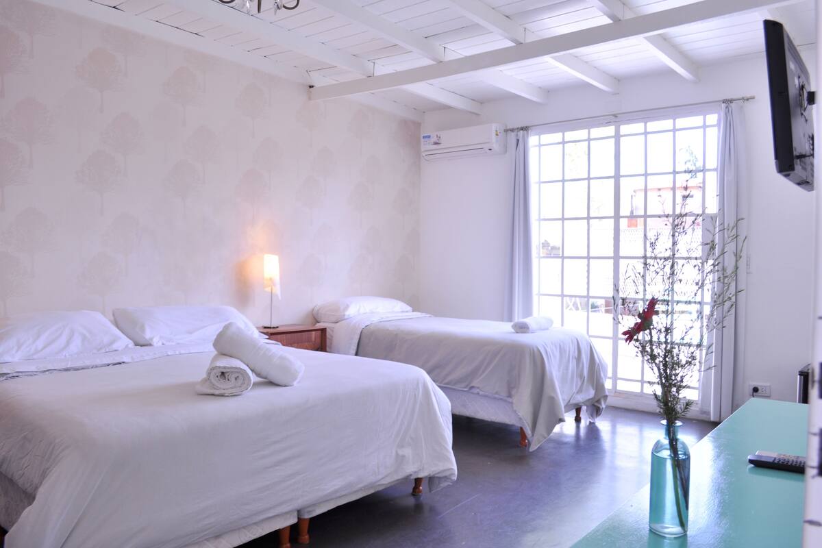 Habitación triple estándar | Ropa de cama de alta calidad y decoración personalizada