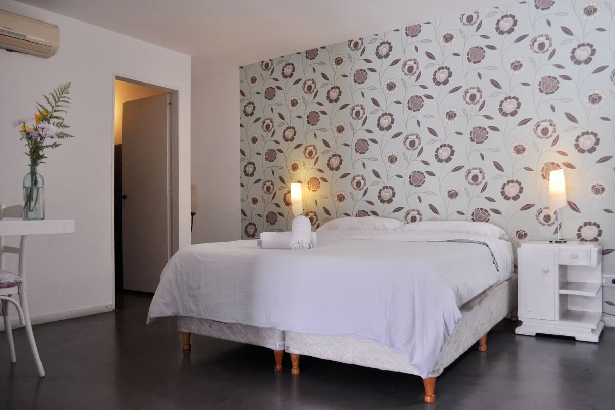 Habitación cuádruple estándar | Ropa de cama de alta calidad y decoración personalizada