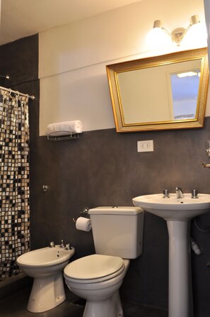 Shower, free toiletries, hair dryer, bidet - Boho Rooms (Buenos Aires)