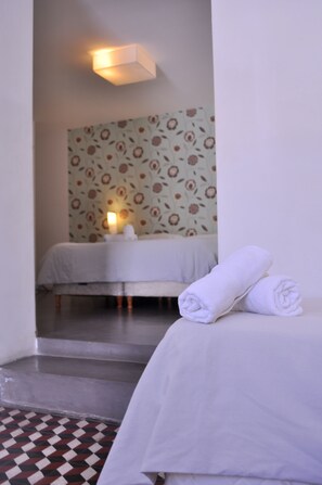 Habitación cuádruple estándar | Ropa de cama de alta calidad y decoración personalizada 