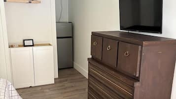 Bureau, fer et planche Ă  repasser, Wi-Fi gratuit, draps fournis