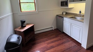 Habitación, 2 camas de matrimonio | Cocina básica privada | Microondas