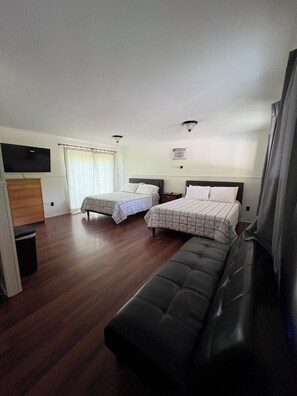 Efficiency | Desk, iron/ironing board, free WiFi, bed sheets