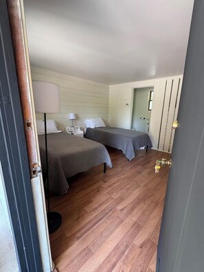 Basic Room, 2 Single Beds | Desk, iron/ironing board, free WiFi, bed sheets