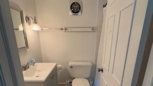 Habitación, 2 camas de matrimonio | Baño | Ducha, artículos de higiene personal gratuitos y secador de pelo