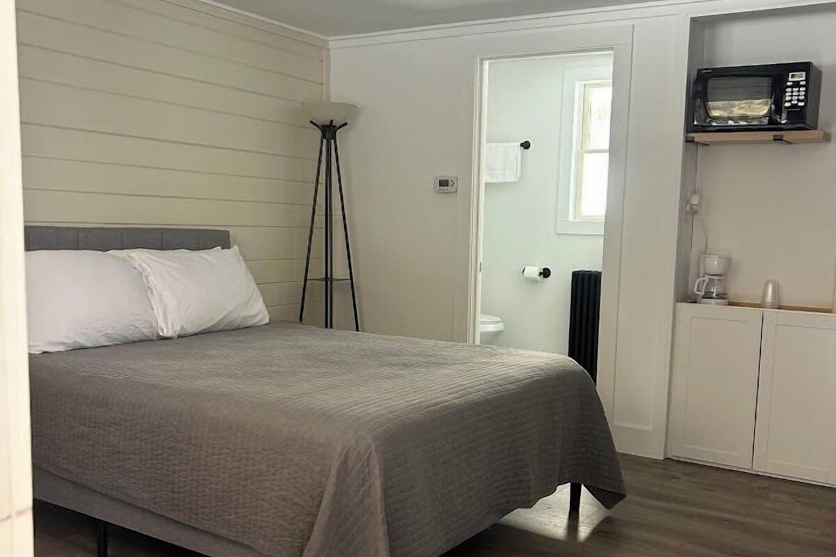 Basic Room, 1 Queen Bed | Desk, iron/ironing board (on request), free WiFi, bed sheets