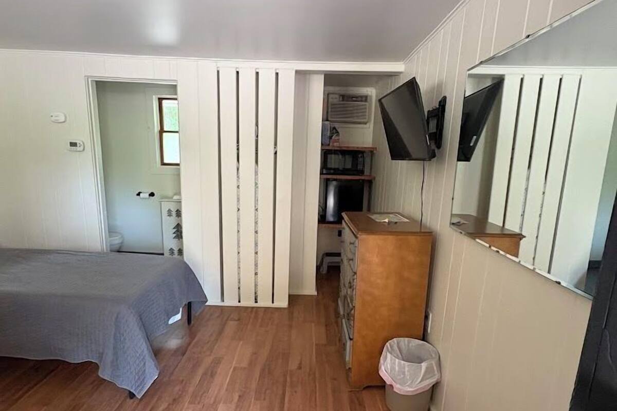 Basic Room, 2 Single Beds | Desk, iron/ironing board (on request), free WiFi, bed sheets