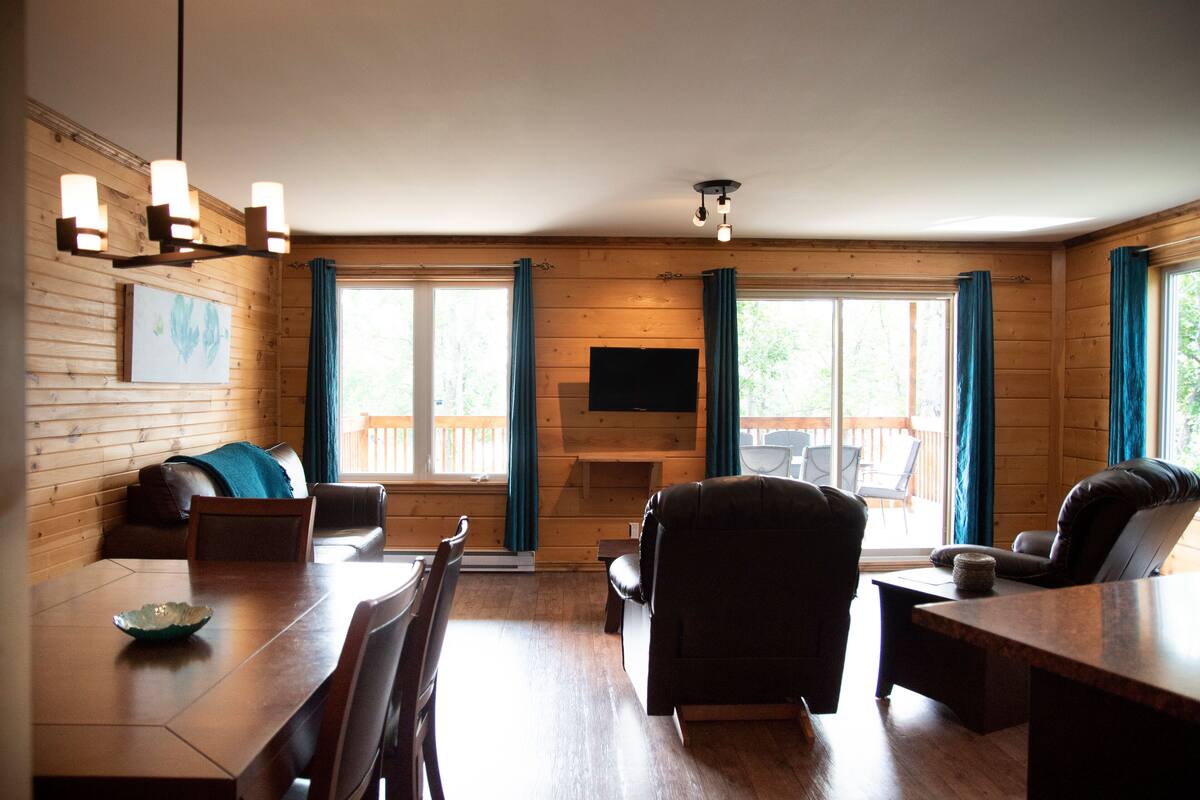 Deluxe Condo, 2 Bedrooms | Living area