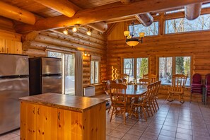 Chalet, 5 chambres | Cuisine privée | Réfrigérateur, micro-ondes, plaque de cuisson, cafetière/bouilloire