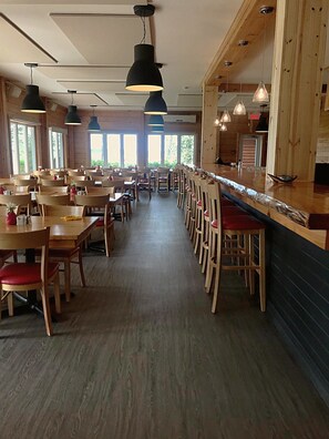 Dining - Chalets & Spa Lac Saint-Jean (Chambord)