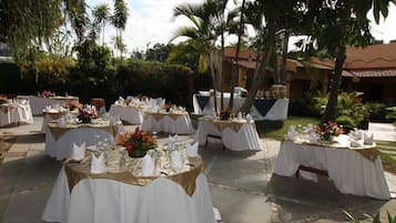 Se sirven desayunos, comidas, cenas y cocina internacional
