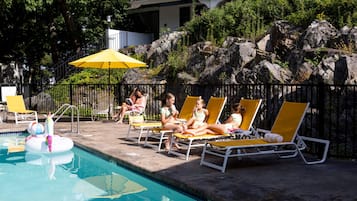 Piscine extérieure (ouverte en saison), parasols de plage