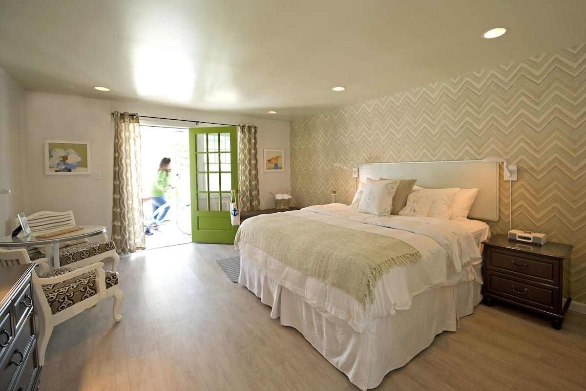 Rom, 1 kingsize-seng, tilpasset bevegelseshemmede (Cove) | Individuelt dekorert, individuelt innredet og strykejern/-brett