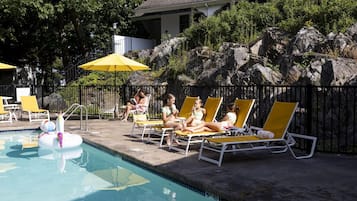 Alberca al aire libre por temporada y sombrillas en la alberca