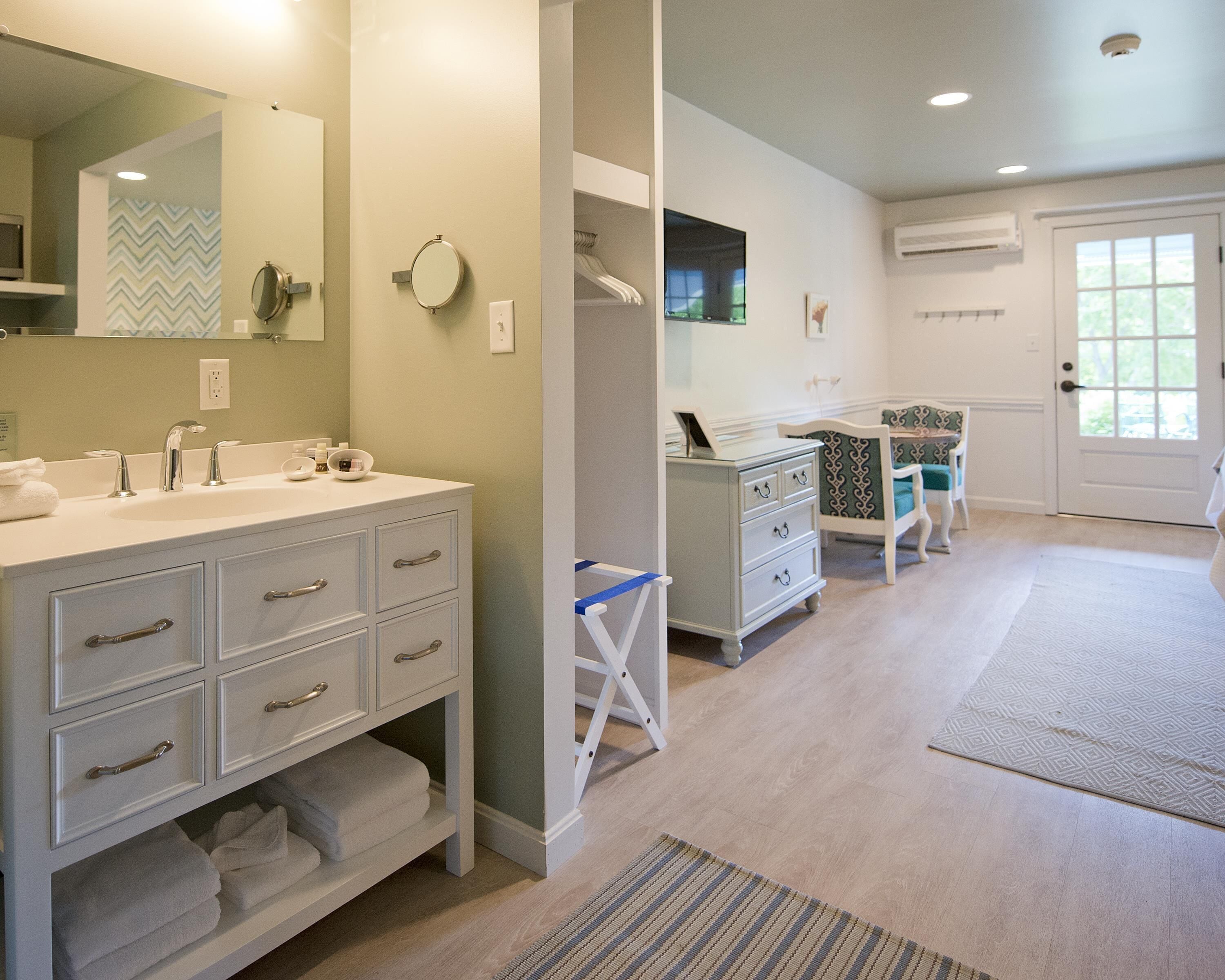 Combined shower/bathtub, free toiletries, hair dryer, towels