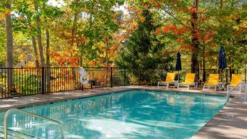 Alberca al aire libre por temporada y sombrillas en la alberca