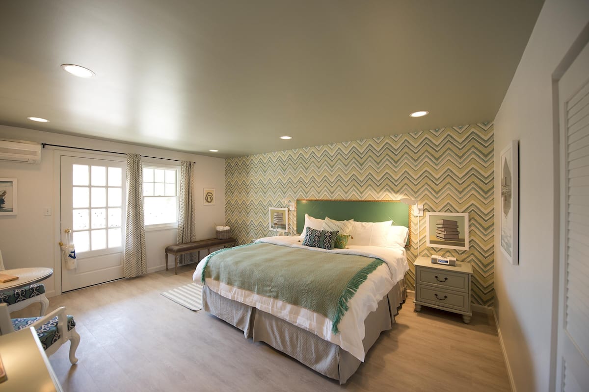 Rom, 1 kingsize-seng, tilpasset bevegelseshemmede (Cove) | Individuelt dekorert, individuelt innredet og strykejern/-brett