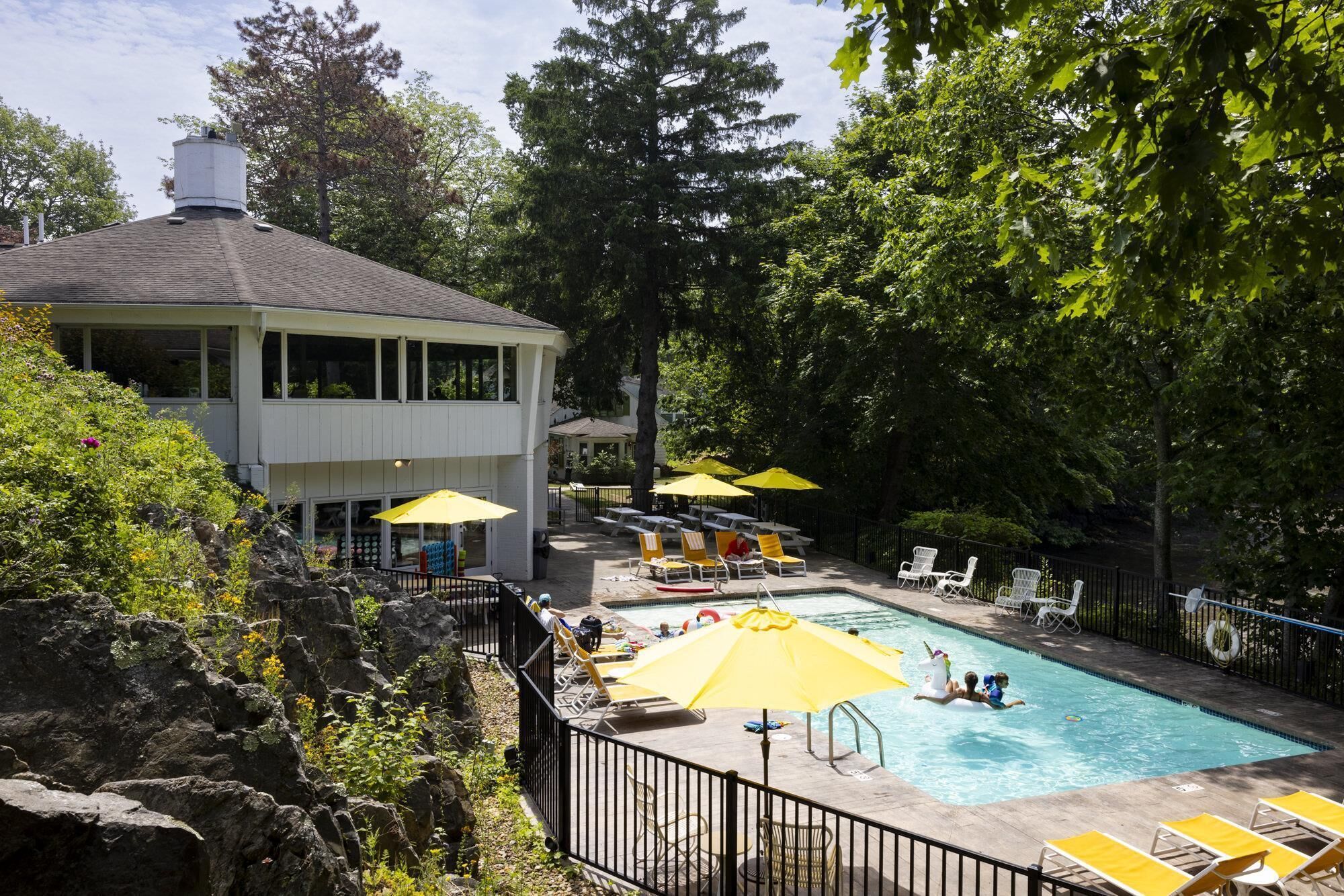 Een seizoensgebonden buitenzwembad en parasols bij het zwembad