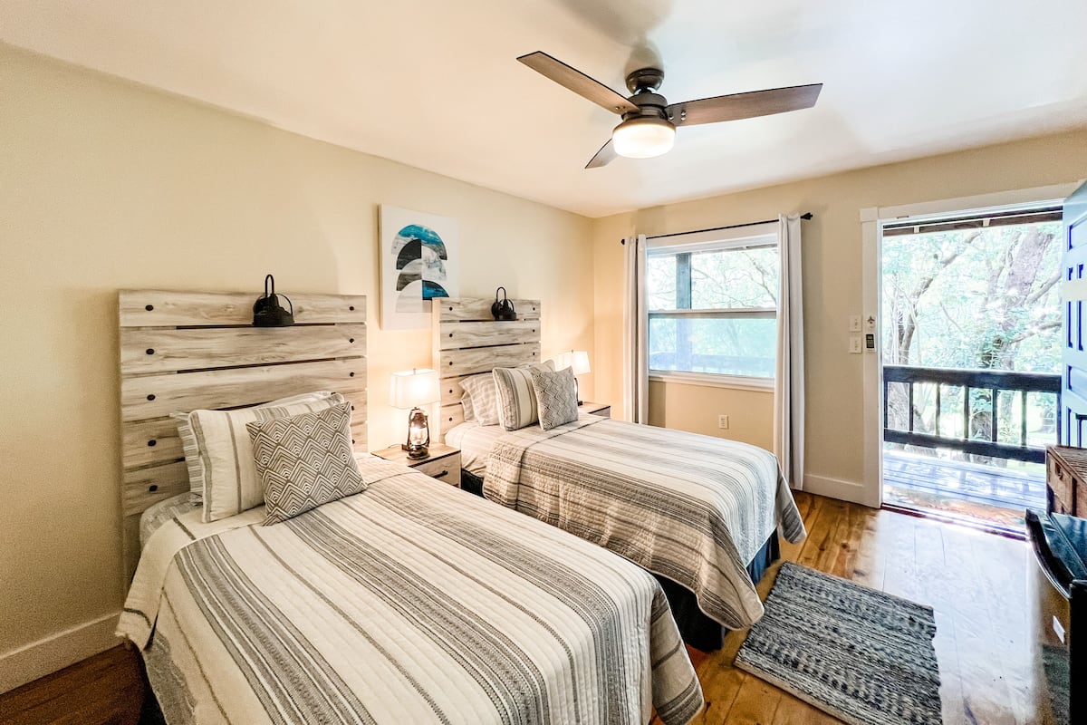 Traditional Room, 1 Bedroom, Non Smoking, Garden View | 1 bedroom, individually decorated, individually furnished, bed sheets