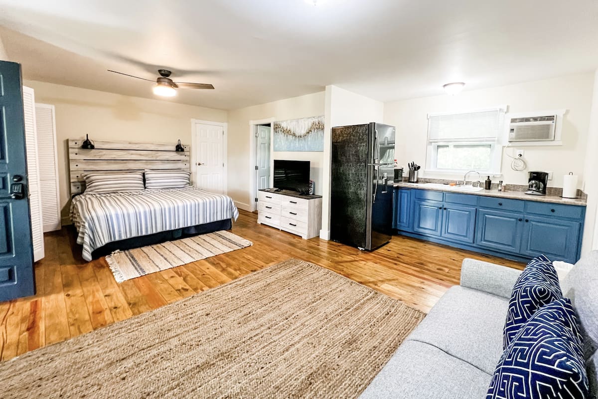 Deluxe Studio Suite, 1 Bedroom, Non Smoking, Garden View | 1 bedroom, individually decorated, individually furnished, bed sheets