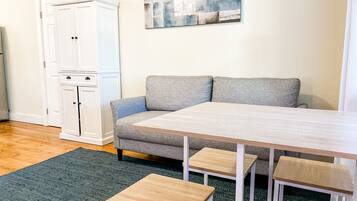 Premium Studio Suite, 1 Bedroom, Non Smoking, Garden View | In-room dining