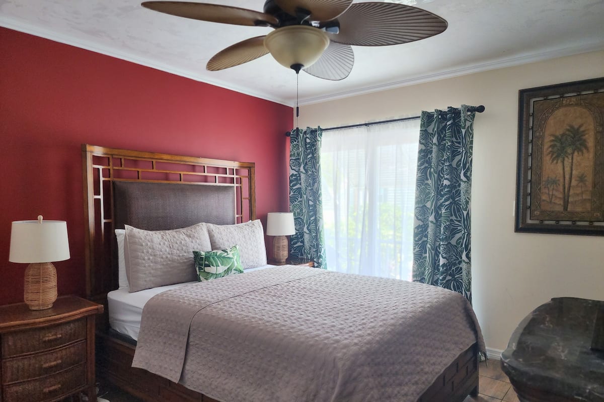 Premium bedding, in-room safe, individually decorated