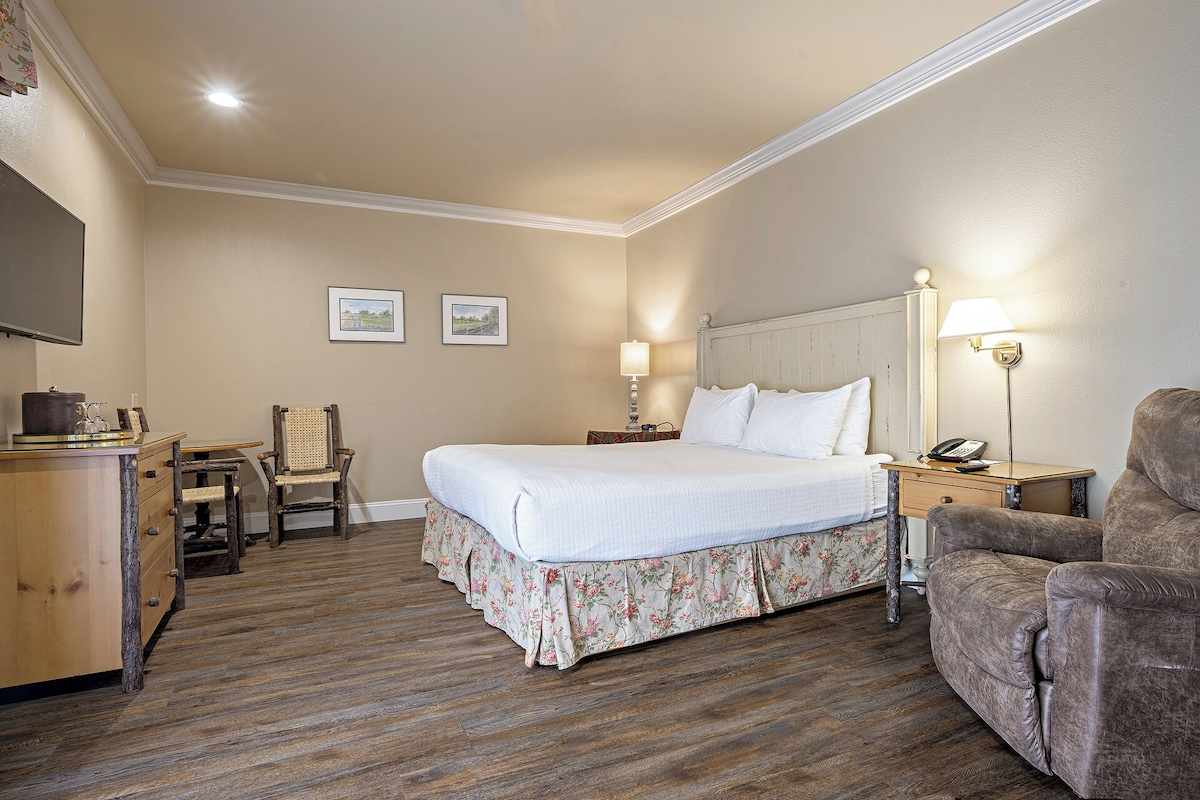Habitación Deluxe, 1 cama de matrimonio grande, junto a la piscina | Colchones con acolchado adicional