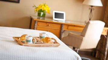 Business Room, 1 King Bed, Patio (or Balcony) | Room service – dining
