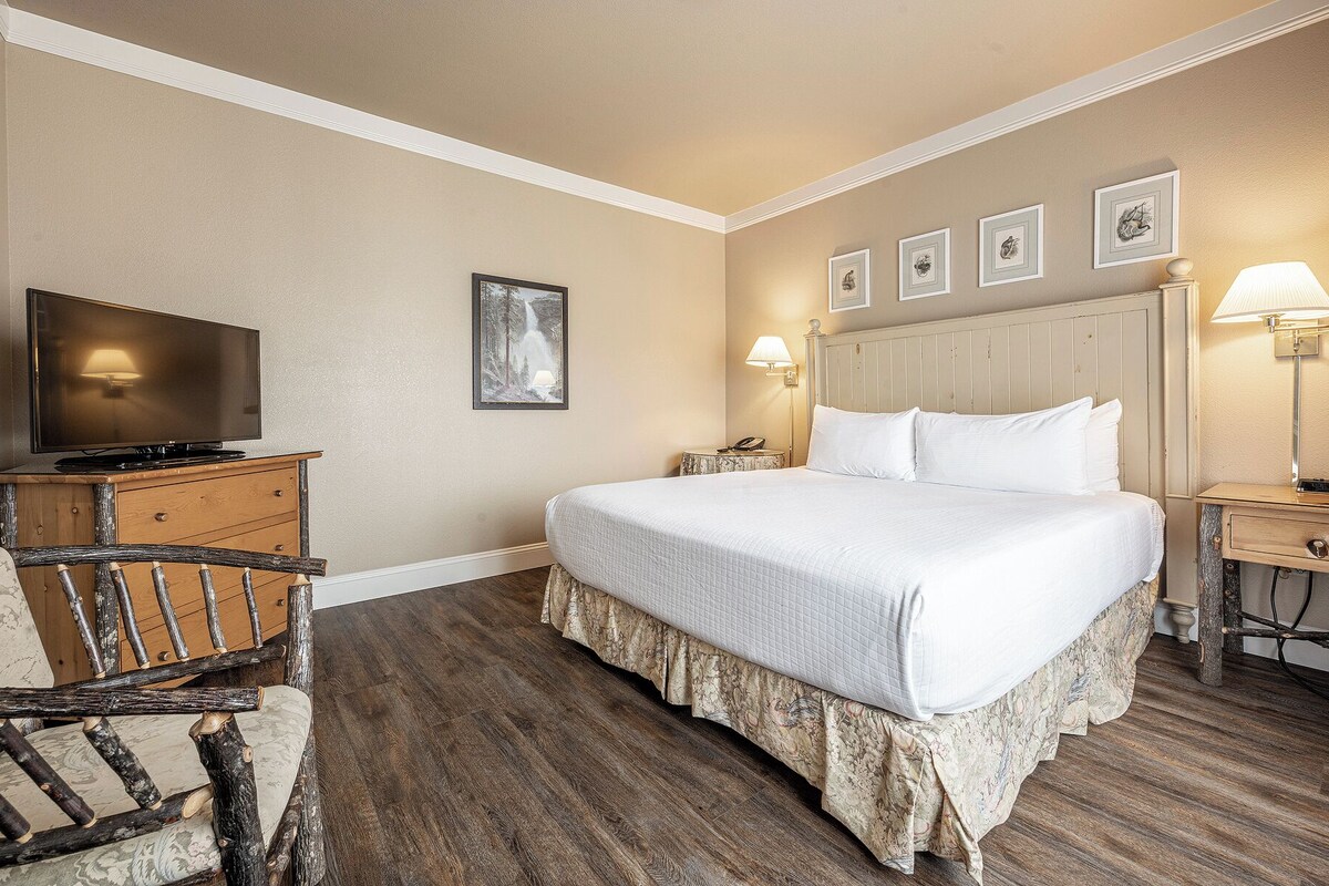 Business Suite, Patio (or Balcony) | Bathroom | Free toiletries, towels, soap, shampoo