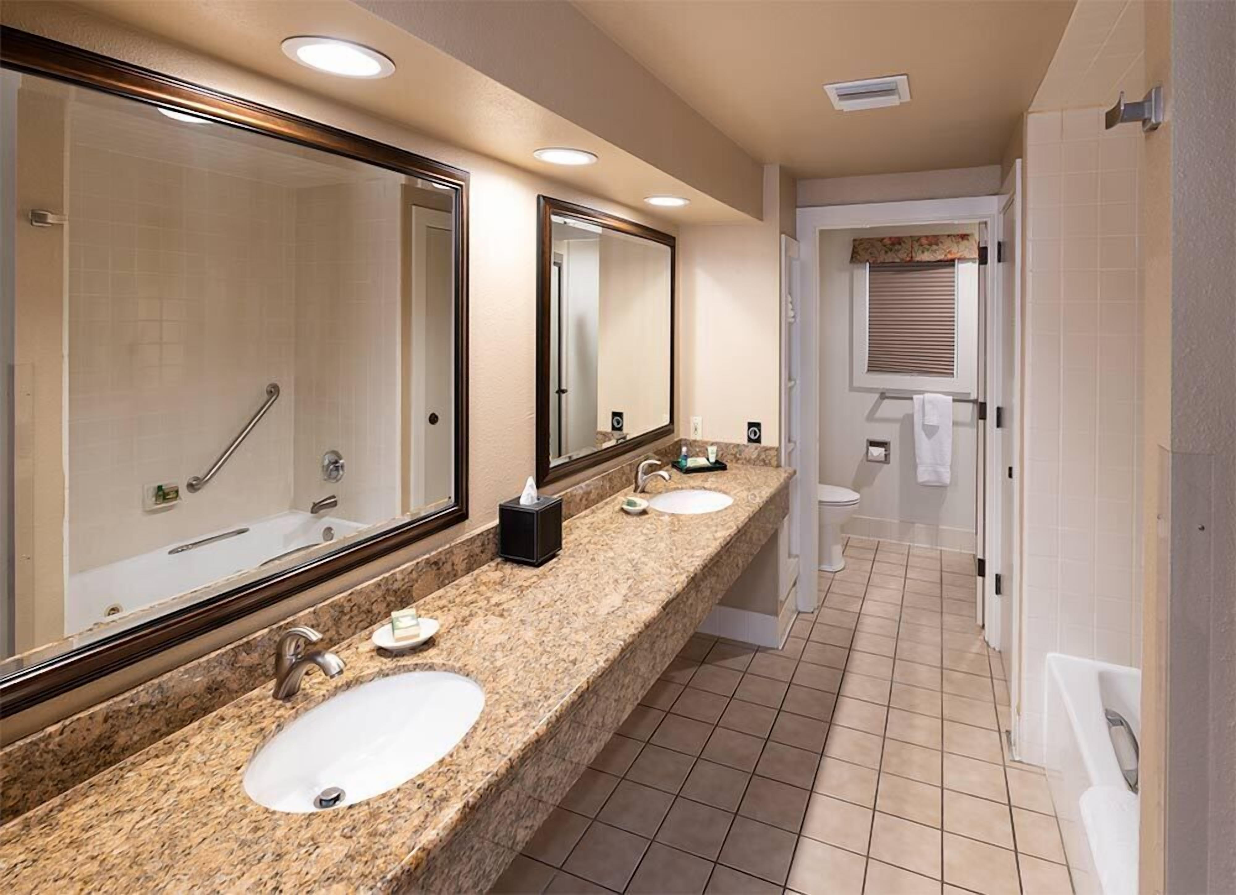 luxury suite, patio (or balcony) | bathroom | free toiletries, towels, soap, shampoo