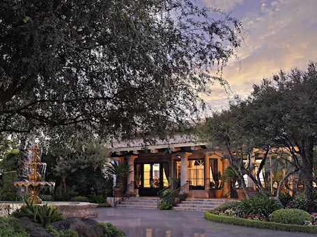 Façade de l’hébergement - soirée/nuit. Harris Ranch Resort