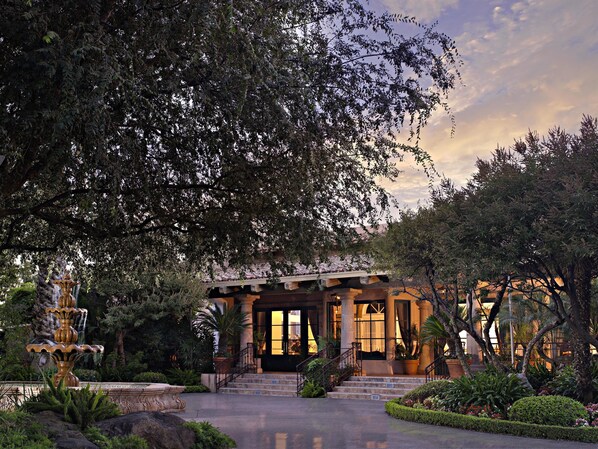 Front of property - evening/night - Harris Ranch Resort (Coalinga)