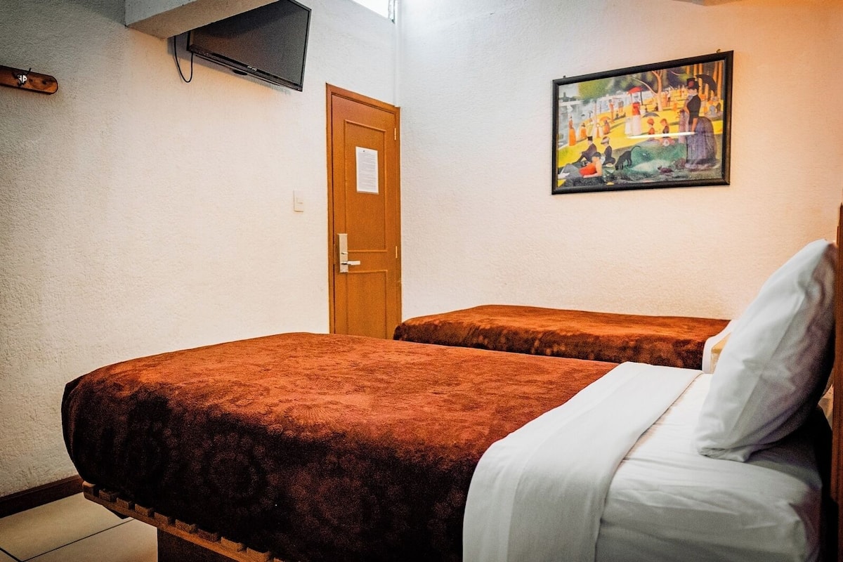 Business Twin Room | 1 bedroom, in-room safe, free WiFi, bed sheets