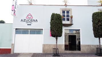 Vista frontal de la propiedad