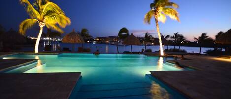 2 piscinas al aire libre, sombrillas, sillones reclinables de piscina