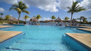 2 piscines extérieures, parasols de plage, chaises longues