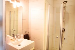 Apartment, 2 Bedrooms, Ocean View | Bathroom | Shower, free toiletries, hair dryer, towels