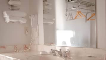 Combined shower/tub, free toiletries, hair dryer