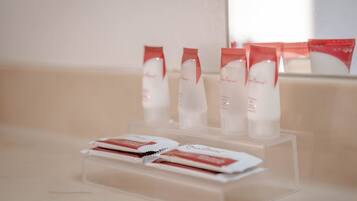 Combined shower/bathtub, free toiletries, hair dryer