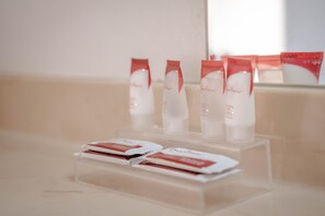 Ensemble douche/baignoire, articles de toilette gratuits, sèche-cheveux