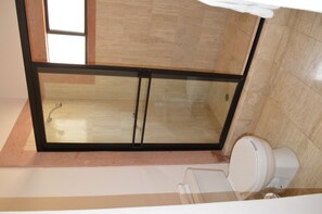 Ein Badezimmer mit Duschkabine, Toilette und Waschbecken.