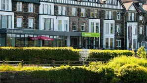 A row of traditional stone and timber-framed buildings with a restaurant named "The Lakeside" and a sign welcoming visitors to "YHA Ambleside". - YHA Ambleside - Hostel (Ambleside)