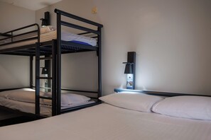 A bunk bed room with a desk and a lamp. - YHA Liverpool Albert Dock - Hostel (Liverpool)