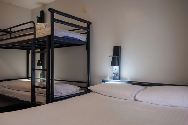 A bunk bed room with a desk and a lamp. - YHA Liverpool Albert Dock - Hostel (Liverpool)