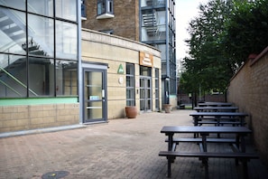 BBQ/picnic Area - YHA London Thameside - Hostel (London)